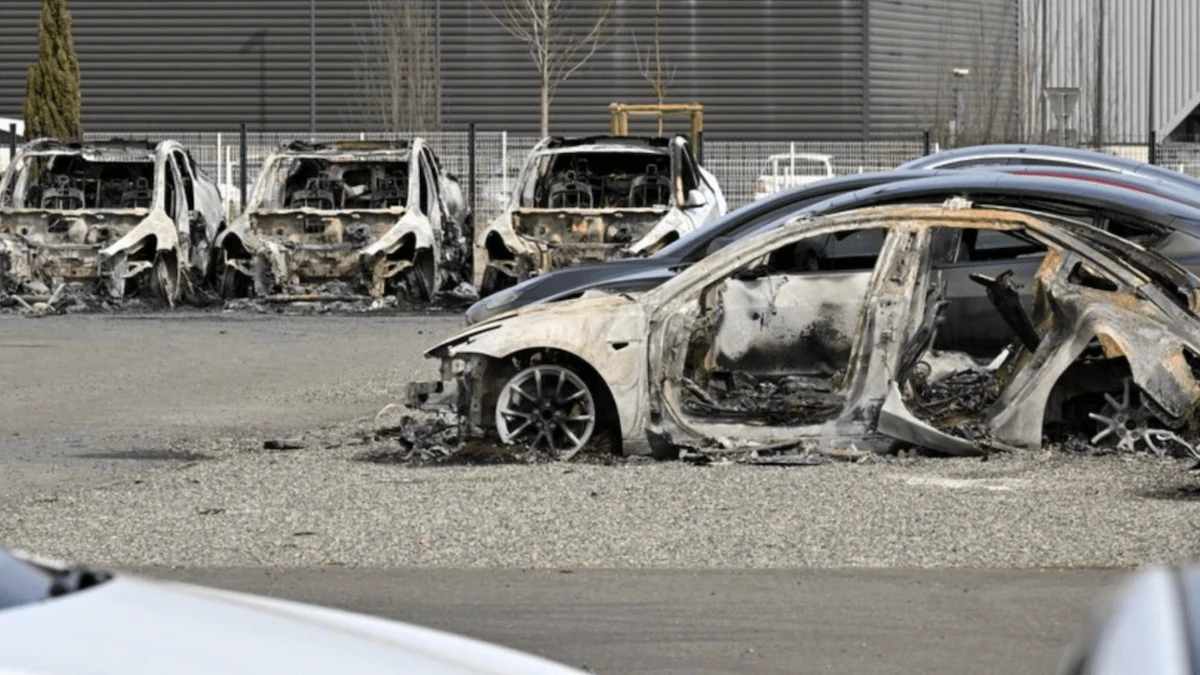 Tesla mağazasında yangın faciası!